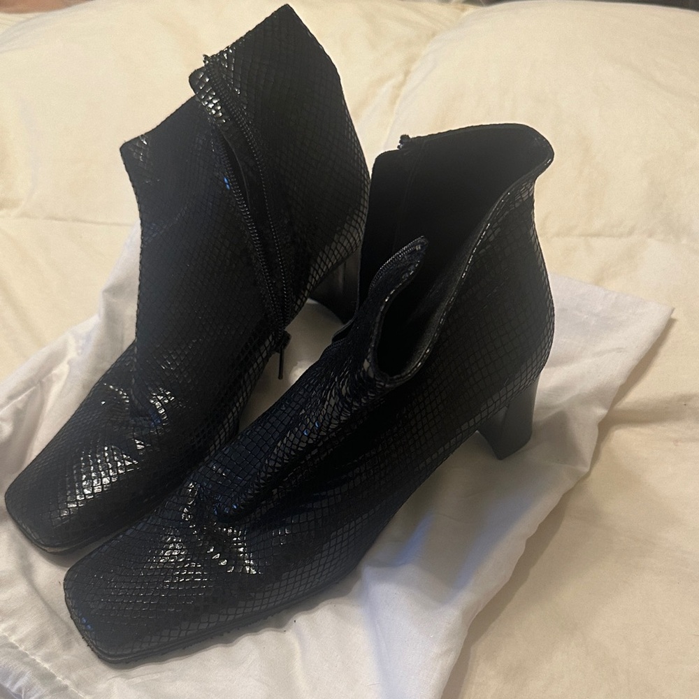 Black Textured Women's Ankle Boots